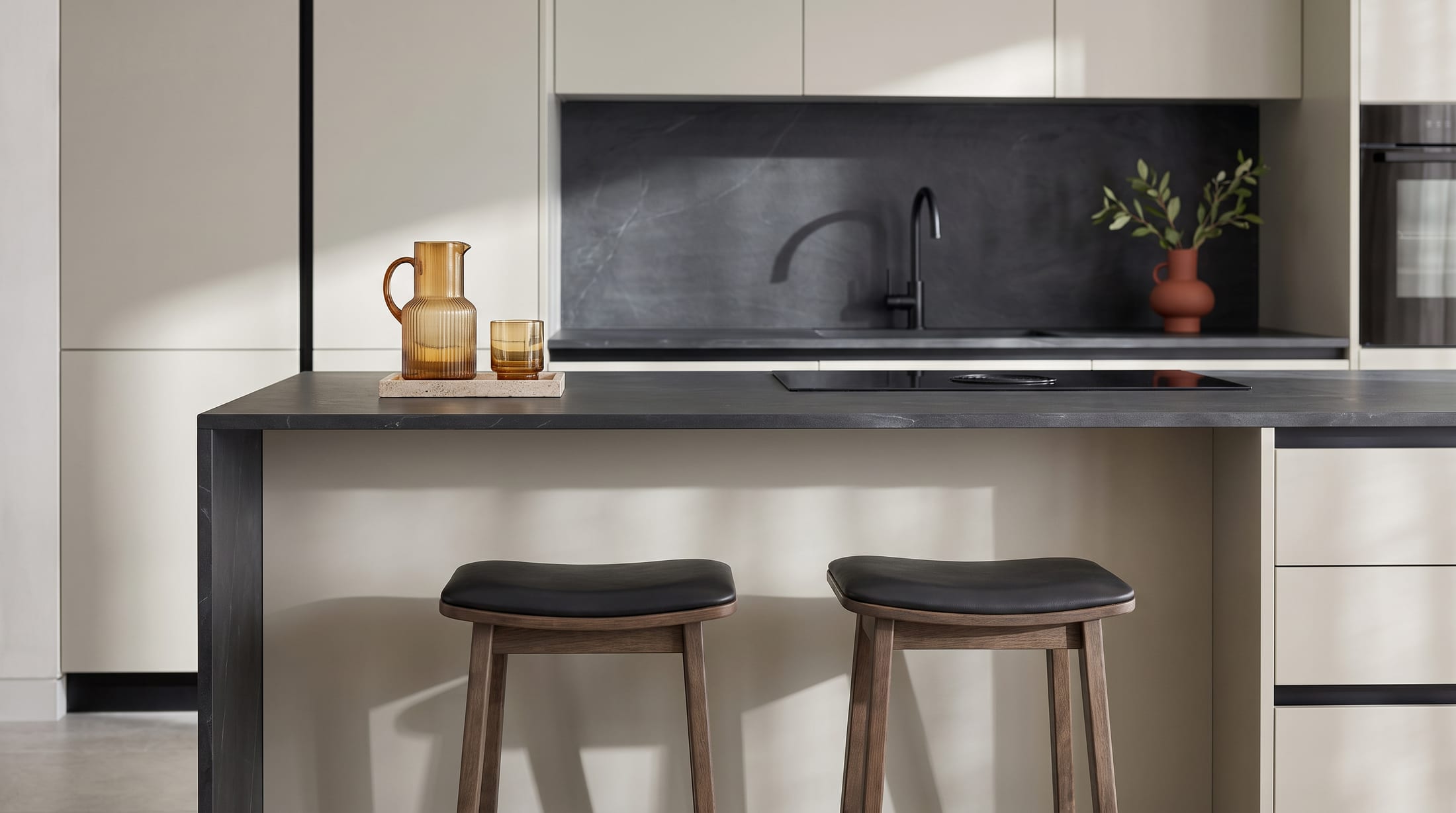 Gacaferi 1957 Sahara custom kitchen — black splashback and worktop with the induction hob